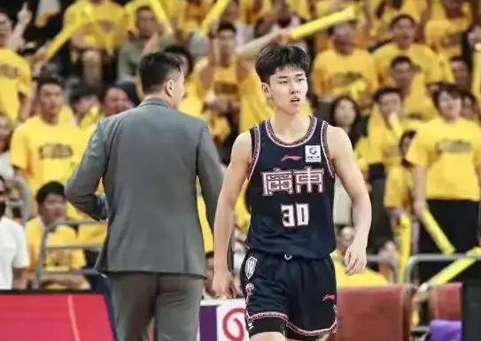 黄明依缺阵, 但他的问题 黄明依缺阵, 但他的问题